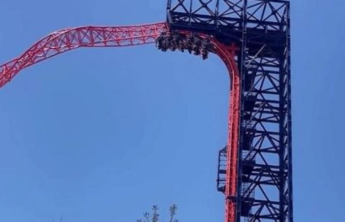 Tourists hang upside down on roller coaster for more than 20 minutes because of power failure