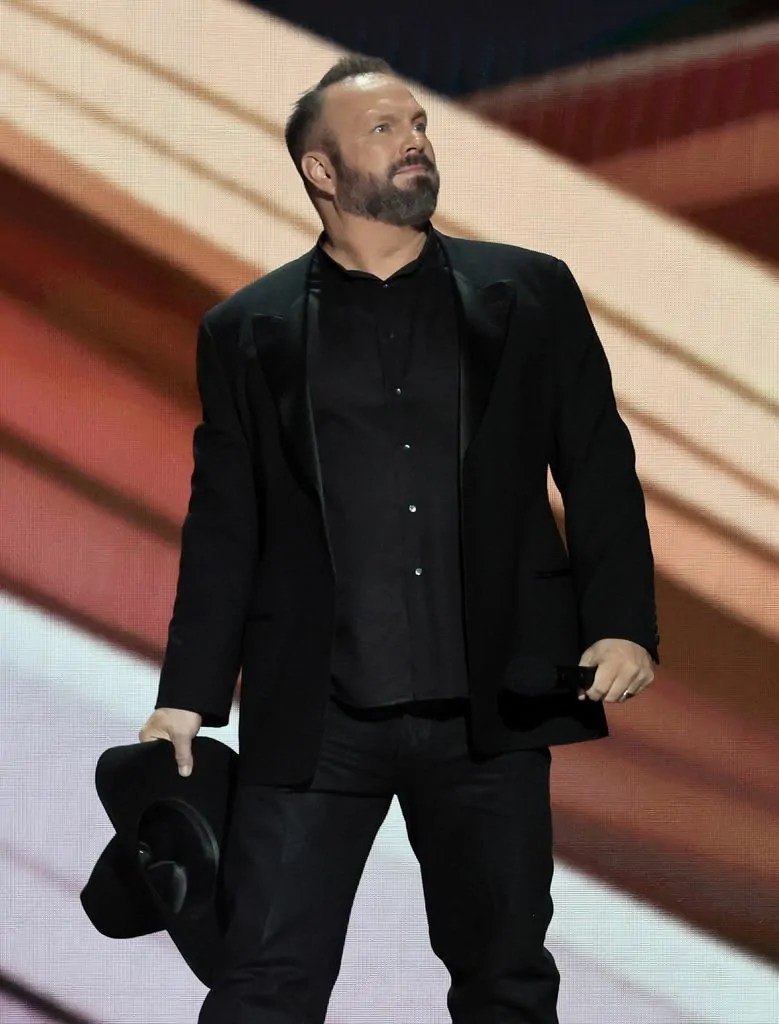 garth brooks on stage acm awards 2023